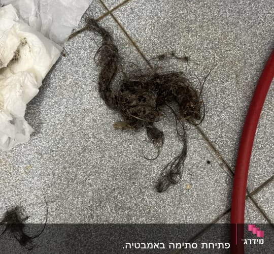 שיער סתום על רצפה עם צינור אדום